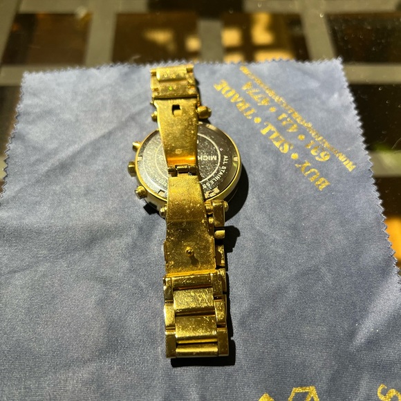 Gently used MICHAEL KORS gold watch - Picture 2 of 2